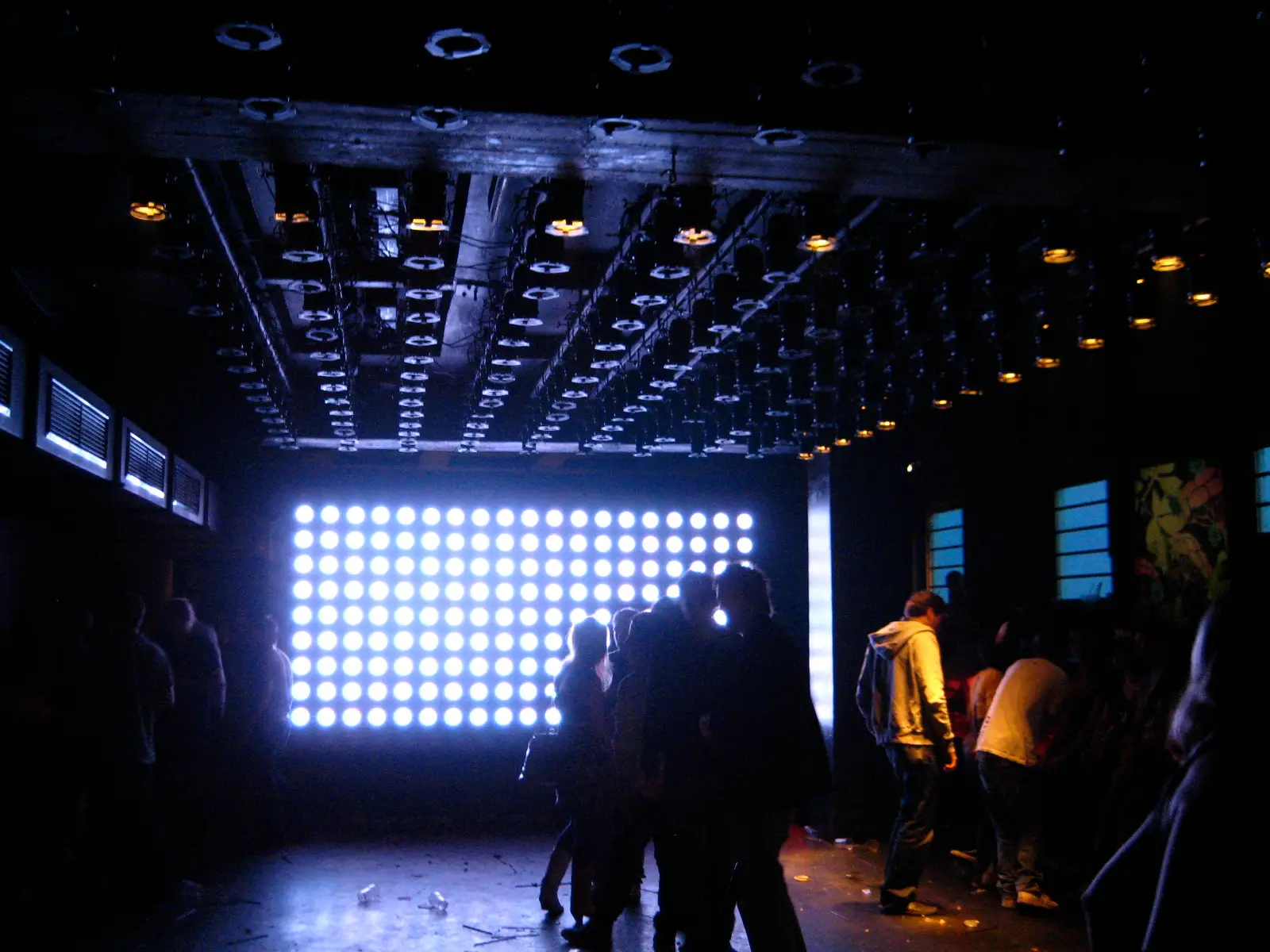 Pista de baile llena en un club de noche.